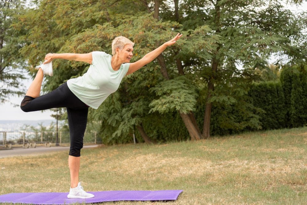 Sem Dores e com Mais Equilíbrio: 3 Posições de Yoga para Fazer em Casa e Melhorar a Qualidade de Vida. 2 Sem Dores e com Mais Equilíbrio: 3 Posições de Yoga para Fazer em Casa e Melhorar a Qualidade de Vida.